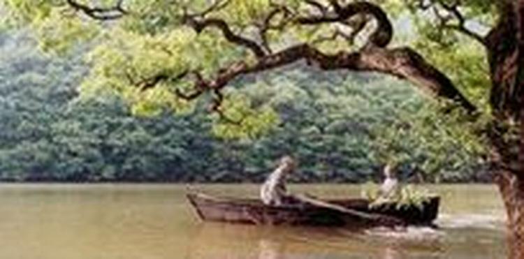 Hele filmen udspiller sig samme sted. På en stille sø i en isoleret dal flyder et tempel på en ø af træ. - Foto: Camera Film 