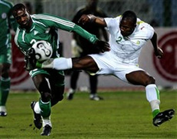 Senegals Omar Daf (hvid) tæmmer bolden for næsen af Nigerias John Utaka. - Foto: AP 
