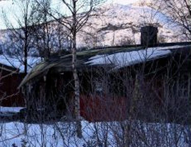 Tre danske piger mistede livet i denne skihytte i Hovden i Setesdal. Det var formentlig en fejl i en teknisk installation, der startede branden. - Foto: AP 