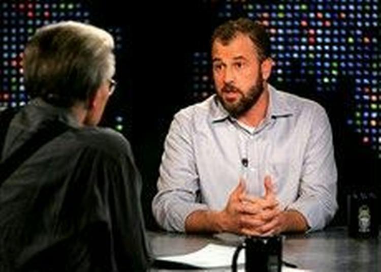 James Frey i studiet hos Larry King, over for hvem han bedyrede, at det da er o.k. at hjælpe sandheden på vej ved at tilføre dramatisk effekt, læs: omskrivning af fakta, selv når det handler om erindringer.   Foto: AP/CNN/E.M. Pio Roda 
