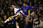 Fulhams Wayne Bridge i nærkamp med Tottenhams Jenas. - Foto: AP 