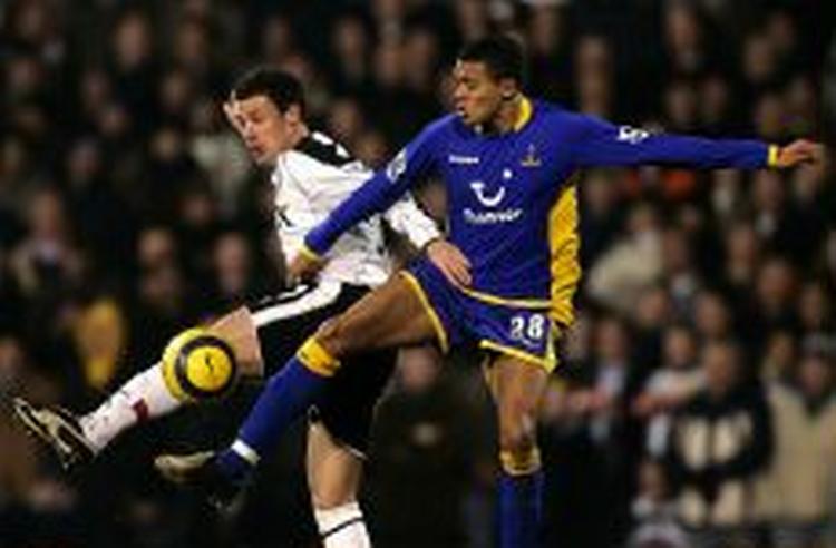 Fulhams Wayne Bridge i nærkamp med Tottenhams Jenas. - Foto: AP 