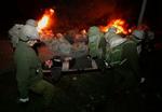 En såret bosætter bliver ført væk af israelske soldater efter voldsomme sammenstød under rydning af en uilovlig bosættelse på Vestbredden. - Foto: AP 