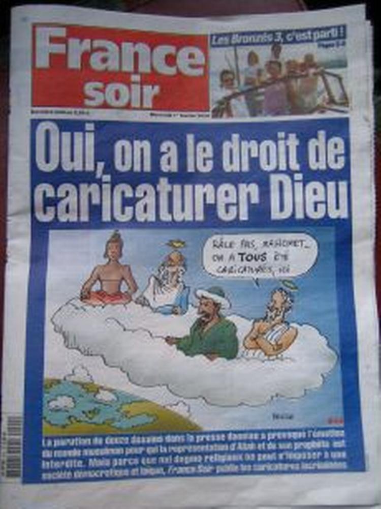»Ja, man har ret til at lave vittighedstegninger af Gud«, skriver France Soir på forsiden. På tegningen siger Jesus til Muhammed: »Lad nu være med at være sur, Muhammed, vi har alle sammen optrådt i karikaturer«. - Foto: Simone Fabricius 