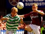 Hearts' Joe Hamill (th) får konkurrence i den skotske klub, som har købt 11 nye spillere i januar. Klubben ligger i forvejen i toppen af ligaen. - Arkivfoto: AP 