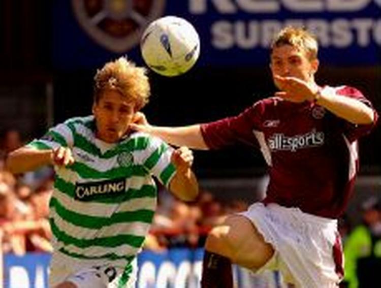 Hearts' Joe Hamill (th) får konkurrence i den skotske klub, som har købt 11 nye spillere i januar. Klubben ligger i forvejen i toppen af ligaen. - Arkivfoto: AP 