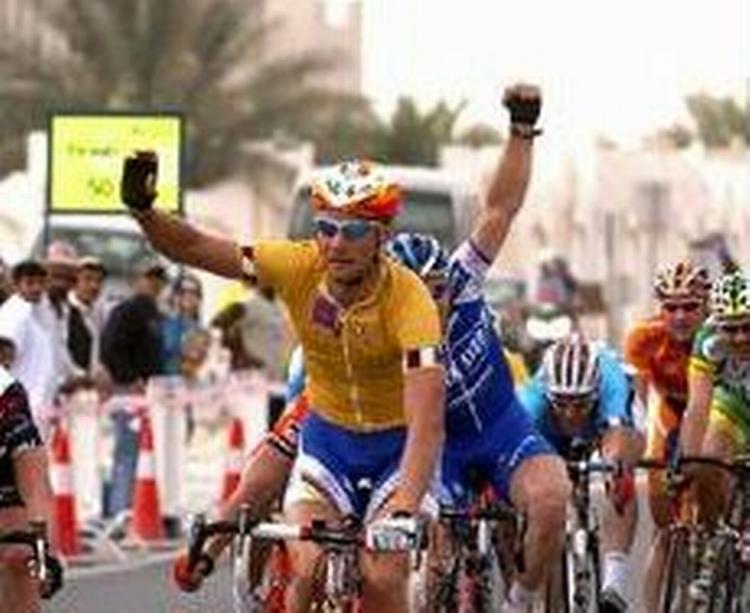Tom Boonen triller som den første over målstregen. - Foto: AP 