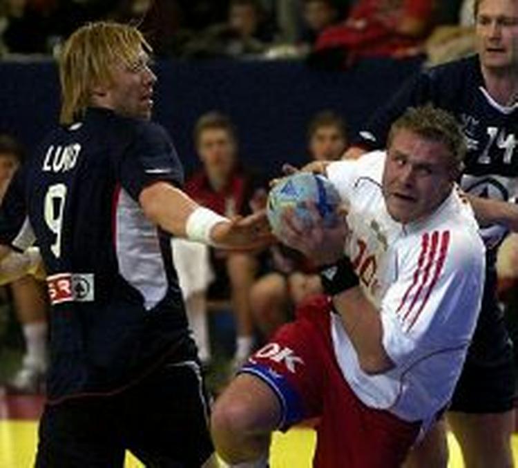 Joachim Boldsen slider sig igennem det norske forsvar. - Foto: AP 