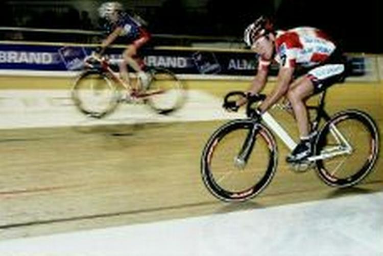 Par nr. 7, Jimmi Madsen og Giovanni Lombardi, er med helt fremme efter førstedagen af seksdagesløbet i Ballerup. - Foto: Thomas Borberg 