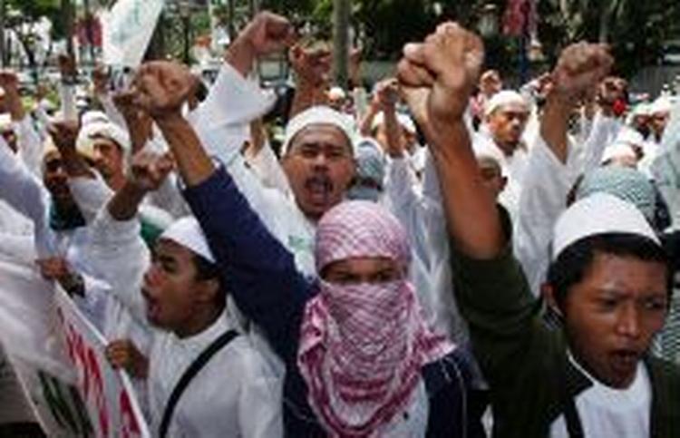 Demonstrationen foran den danske ambassade i Jakarta virkede voldsom, men ingen kom til skade. - Foto: AP 