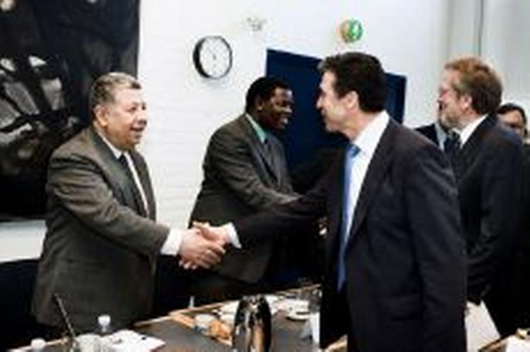 Statsminister Anders Fogh (V) hilser på Libanons ambassadør. I baggrunden udenrigsminister Per Stig Møller (K). - Foto: Tariq Khan 