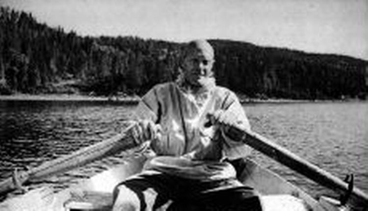 DET ROR OG ROR. Tarjei Vesaas ror, men er det ham, der bestemmer? Nordmanden kredser bl.a. om det at være angst og at have mistet kontrollen.   Foto: Ukendt 