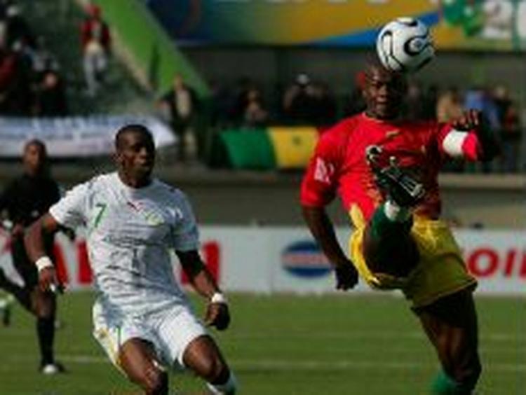 Henri Camara (t.v) sendte med sin scoring til 3-1 Senegal videre til semifinalerne. - Foto: AP 