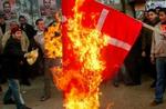 Palæstinensiske demonstranter i gaderne i Nablus på Vestbredden. - Foto: AP 