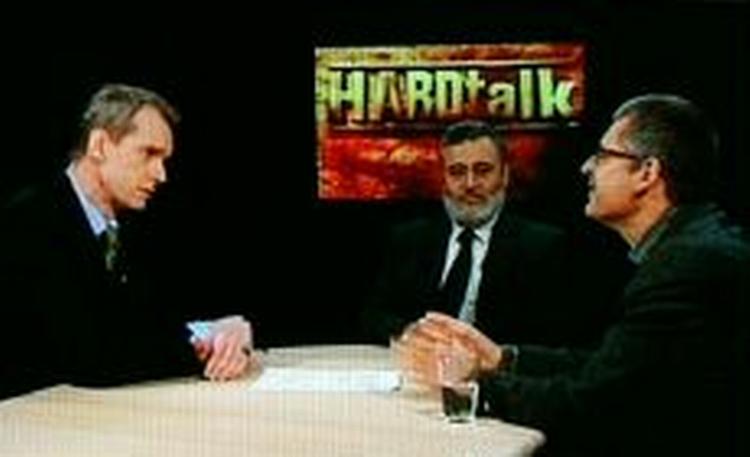 Stephen Sackur, Abu Laban og Flemming Rose i Hard Talks studie. - Foto: Jens Dresling 