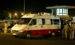 En ambulance forlader havnen i den egyptiske havneby Safaga med en af de overlevende. - Foto: AP 