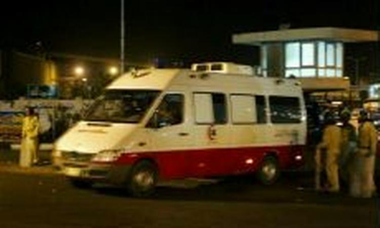 En ambulance forlader havnen i den egyptiske havneby Safaga med en af de overlevende. - Foto: AP 