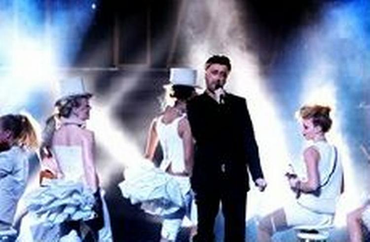 Med glimmer, glitter, dansepiger og kendisser   bl.a. skuespilleren Gordon Kennedy   indviedes DR Byen i Ørestad.   Foto: Thomas Borberg 