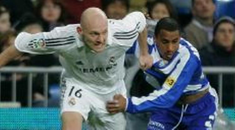 Gravesen blev skiftet ud i pausen fordi han i første halvleg fik et gult kort. - Foto: AP. 