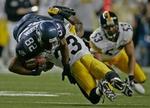Seattle Seahawks receiver Darrell Jackson tackles af Pittsburgh Steelers safety Tyrone Carter. - Foto: AP 