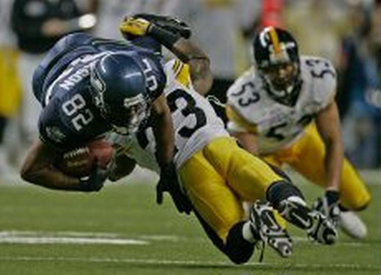 Seattle Seahawks receiver Darrell Jackson tackles af Pittsburgh Steelers safety Tyrone Carter. - Foto: AP 