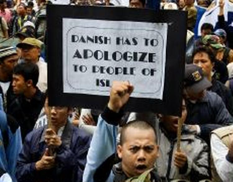Vrede indonesere demonstrerede i morges foran den danske ambassade i Jakarta. - Foto: AP 