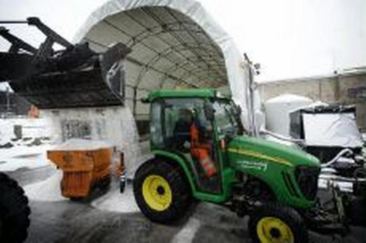 Det har sneet kraftigt på store dele af Sjælland i dag. I København er vejtjenesten lige nu ved at bruge det sidste salt. - Foto: Jens Dresling 