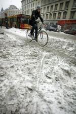 Vejene i mange danske byer var i dag fedtet godt til, da trafikanterne skulle hjem. Og det fortsætter tirsdag. - Foto: Jens Dresling 