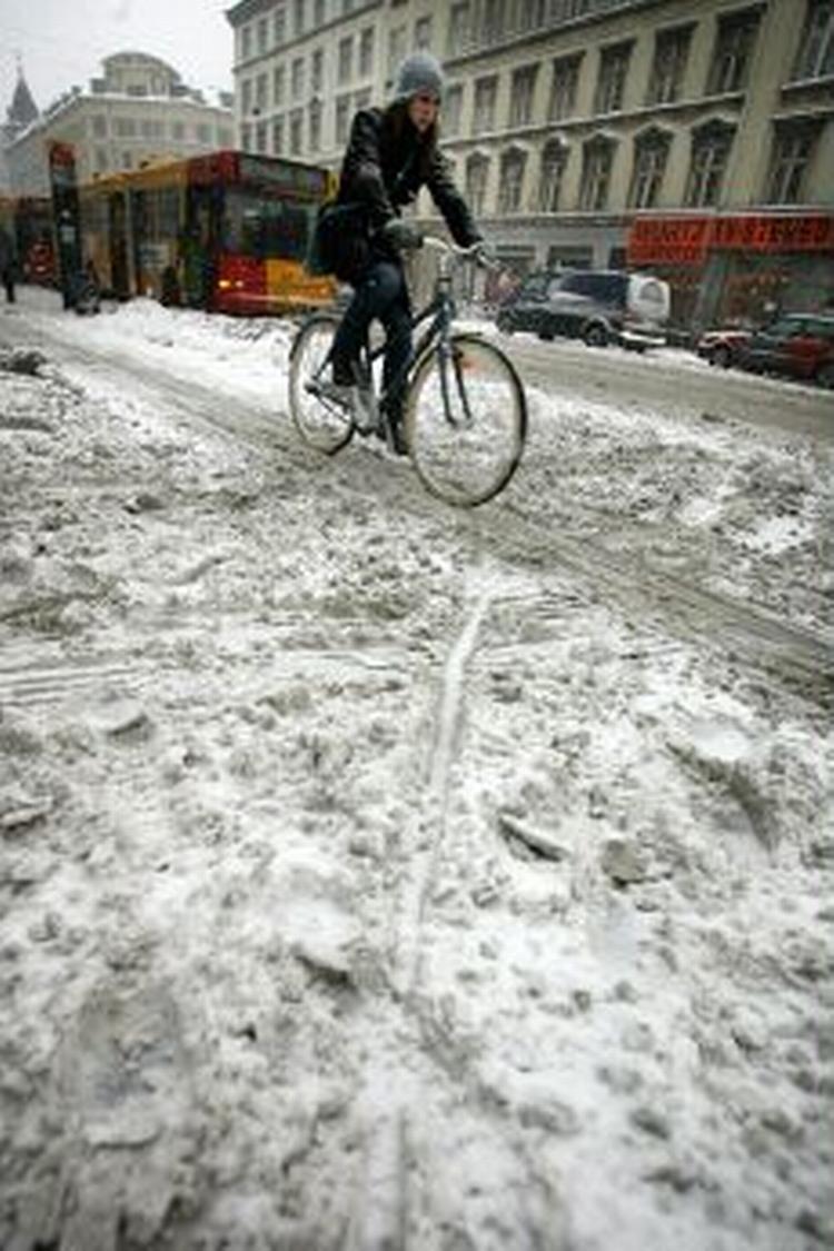 Vejene i mange danske byer var i dag fedtet godt til, da trafikanterne skulle hjem. Og det fortsætter tirsdag. - Foto: Jens Dresling 