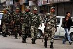 Den nepalesiske hær patruljerer gaderne i Kathmandu. Nepal er ramt af en bølge af vold op til valget onsdag. - Foto: AP 
