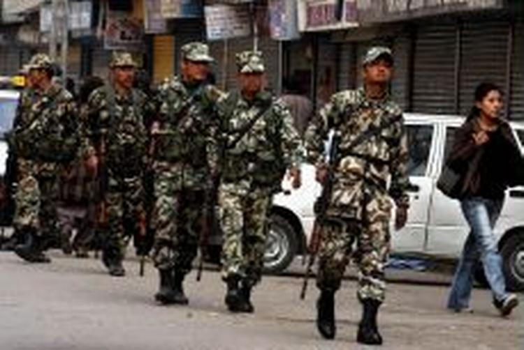 Den nepalesiske hær patruljerer gaderne i Kathmandu. Nepal er ramt af en bølge af vold op til valget onsdag. - Foto: AP 