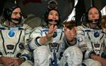 Kosmonaut Valery Tokarev (midt) sendte en rumdragt i kredsløb fra den Internationale Rumstation (ISS), da han var på rumvandring med Bill McArthur (tv). - Arkivfoto: AP 