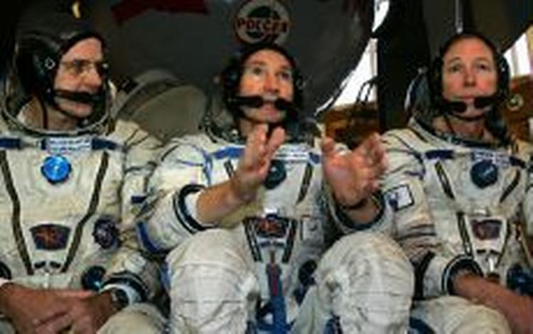 Kosmonaut Valery Tokarev (midt) sendte en rumdragt i kredsløb fra den Internationale Rumstation (ISS), da han var på rumvandring med Bill McArthur (tv). - Arkivfoto: AP 