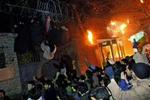 Demonstrationerne foran den danske ambassade i den iranske hovedstad Teheran fortsætter til morgen - Foto: AP 