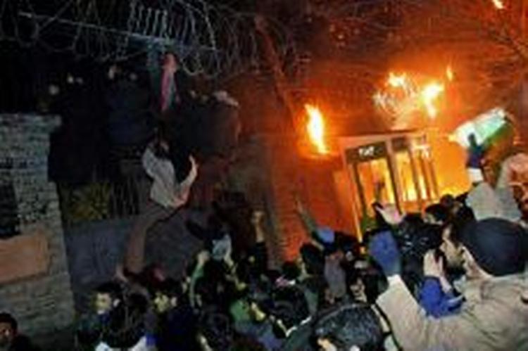 Demonstrationerne foran den danske ambassade i den iranske hovedstad Teheran fortsætter til morgen - Foto: AP 