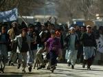 Rasende demonstranter fylder gaderne foran den danske ambassade i hovedstaden Kabul. - Foto: AP 