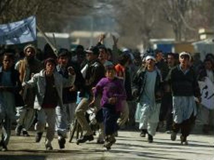 Rasende demonstranter fylder gaderne foran den danske ambassade i hovedstaden Kabul. - Foto: AP 