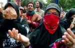 Danskere advares mod at opholde sig i Indonesien. Her demonstrerer vrede indonesere foran ambassaden i Jakarta. - Foto: AP 