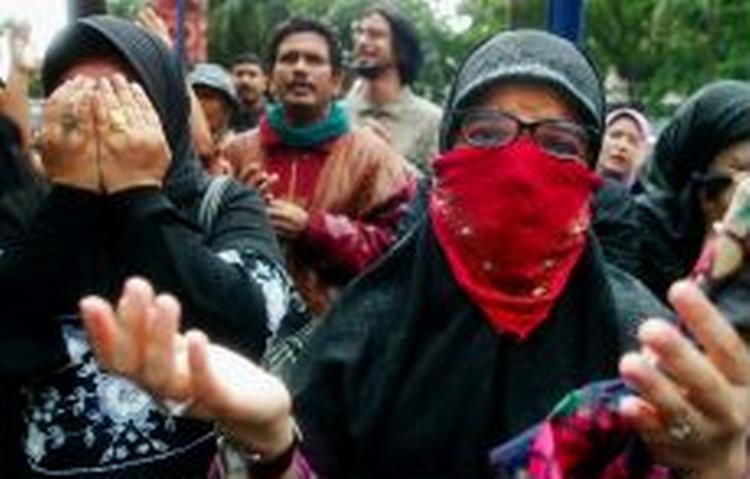 Danskere advares mod at opholde sig i Indonesien. Her demonstrerer vrede indonesere foran ambassaden i Jakarta. - Foto: AP 