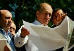 Israels fungerende premierminister Ehud Olmert med et kort over bosættelsen Gush Etzion på Vestbredden. Bosættelsen skal ikke rømmes, forsikrer han. - Foto: AP 