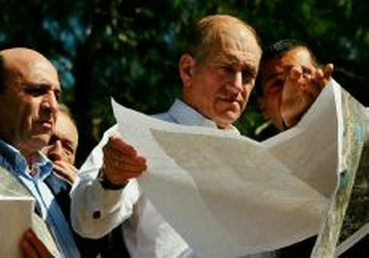 Israels fungerende premierminister Ehud Olmert med et kort over bosættelsen Gush Etzion på Vestbredden. Bosættelsen skal ikke rømmes, forsikrer han. - Foto: AP 