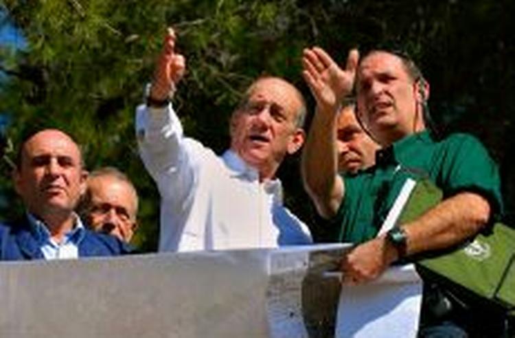 Israels fungerende premierminister Ehud Olmert (midt) vil ikek give afkald på dele af Jerusalem i en fredsaftale. - Foto: AP 