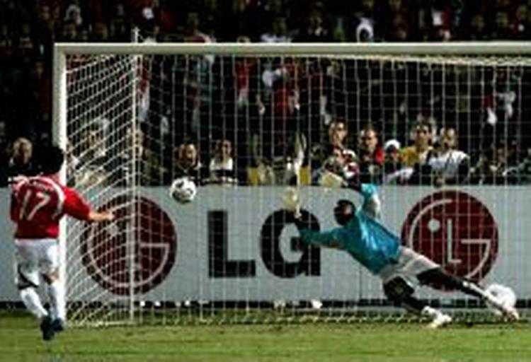 Egyptens Ahmed Hassan scorer sit lands første mål i semifinalen mod Senegal, hvis målmand Tony Sylva er chanceløs. Egypten vandt og er i finalen mod Elfenbenskysten. - Foto: AP 