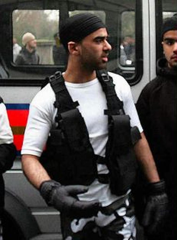 En britisk muslim er blevet arresteret for at klæde sig ud som selvmordsbomber - Foto: AP 