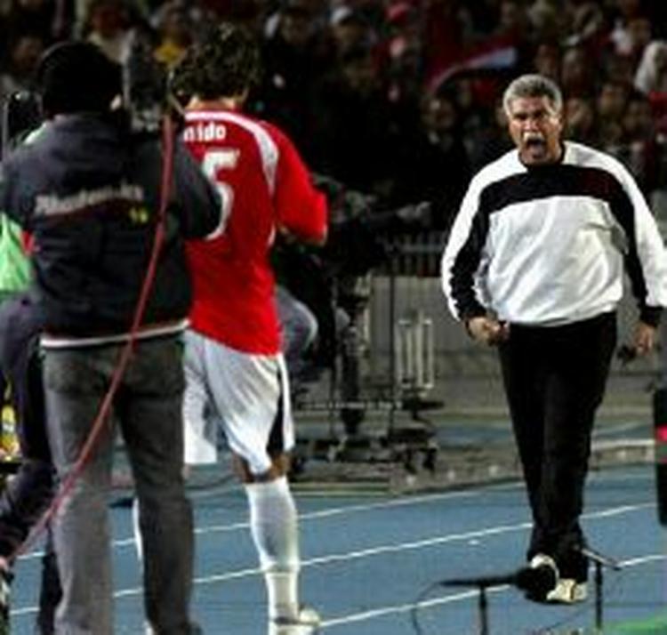 Træner Hassan Shehata raser mod Mido. - Foto: AP. 