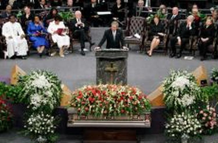 Martin Luther Kings enke, Coretta King, blev begravet i Atlanta i overværelse af blandt andre præsident Bush og tidligere præsident Bill Clinton - Foto: AP 