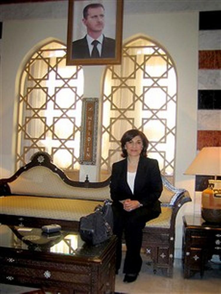 Bouthaina Shaaban er minister for syrere i udlandet og mener, at Anders Fogh Rasmussen har forværret situationen. Her sidder hun under billedet af sit lands præsident Bashar al-Assad.   Arkivfoto: Thomas Heine 