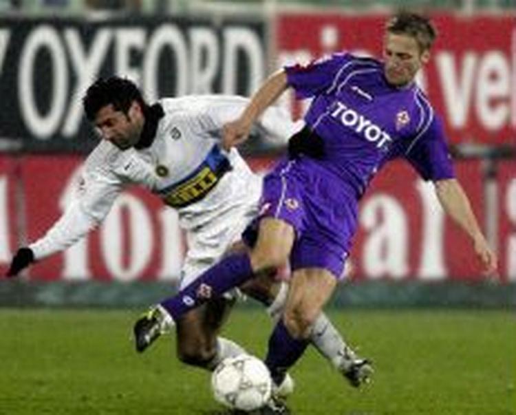 Martin Jørgensen (th.) i nærkamp med Luis Figo. - Foto: AP 