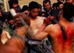 Shiamuslimerne fejrer i dag helligdagen Ashura, blandt andet ved at piske sig selv til blods. - Arkivfoto: AP 