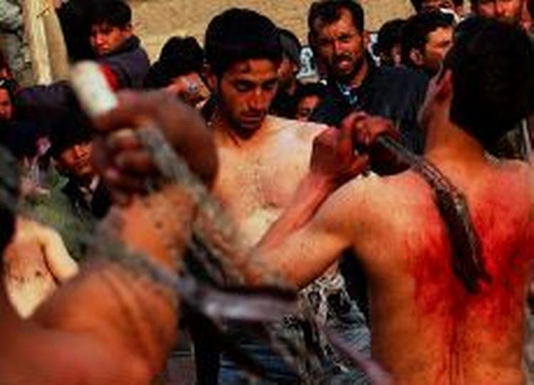 Shiamuslimerne fejrer i dag helligdagen Ashura, blandt andet ved at piske sig selv til blods. - Arkivfoto: AP 